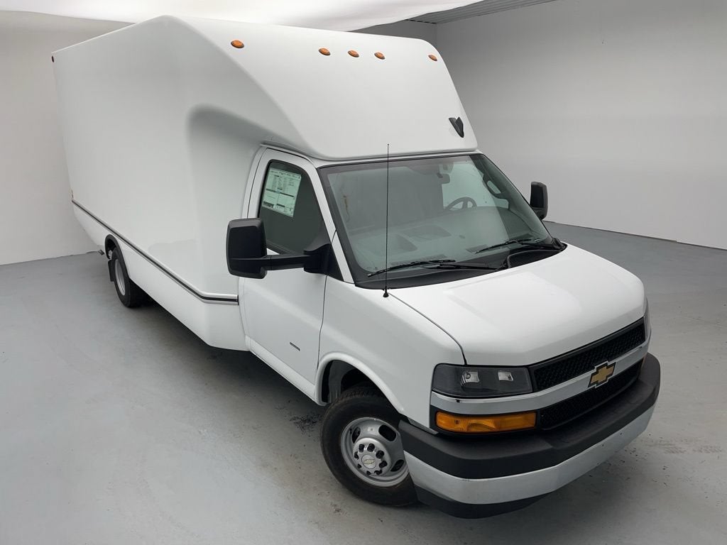 2025 Chevrolet Express Cutaway 3500 — side profile view